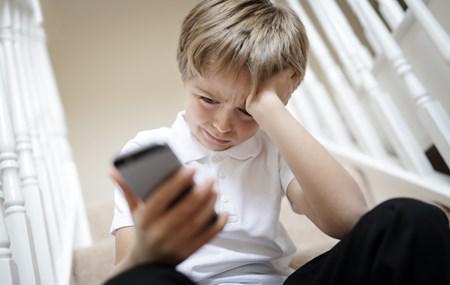 VIOLENCIA CON CELULAR NIÑO