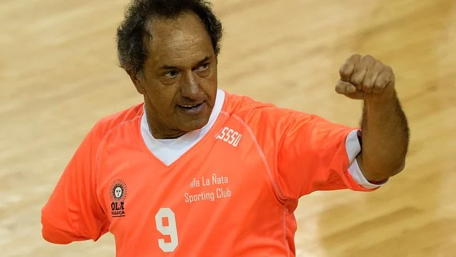 daniel-scioli-con-la-camiseta___MDDf6y5e1_640x361__1