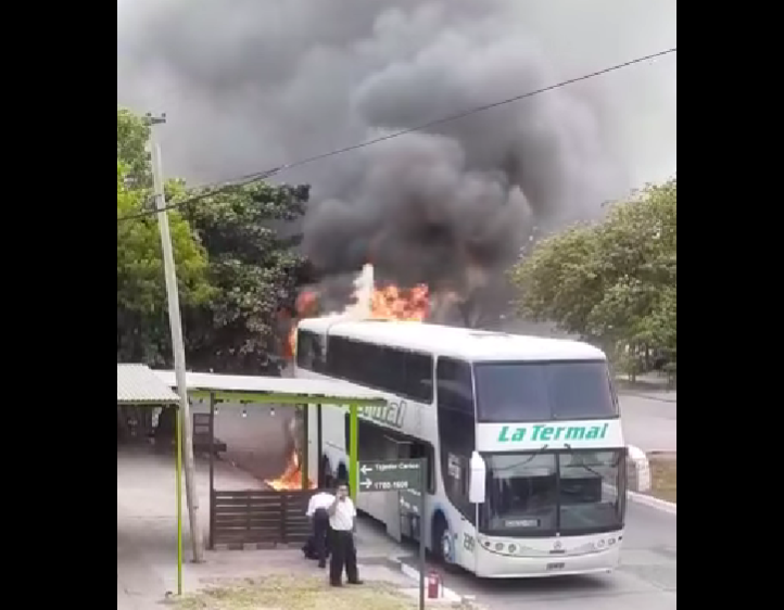 VIDEO Se incendi un colectivo de la empresa La Termal